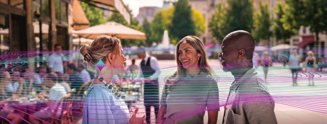 Tre persone in conversazione in una piazza soleggiata, con onde sonore visualizzate